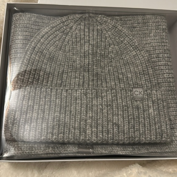 BRAND NEW Calvin Klein Grey Hat and Scarf Gift Set - Picture 2 of 2
